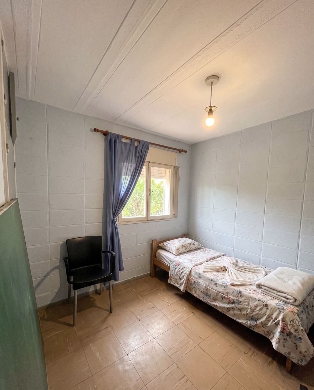 Dormitorio con cama simple y ventana