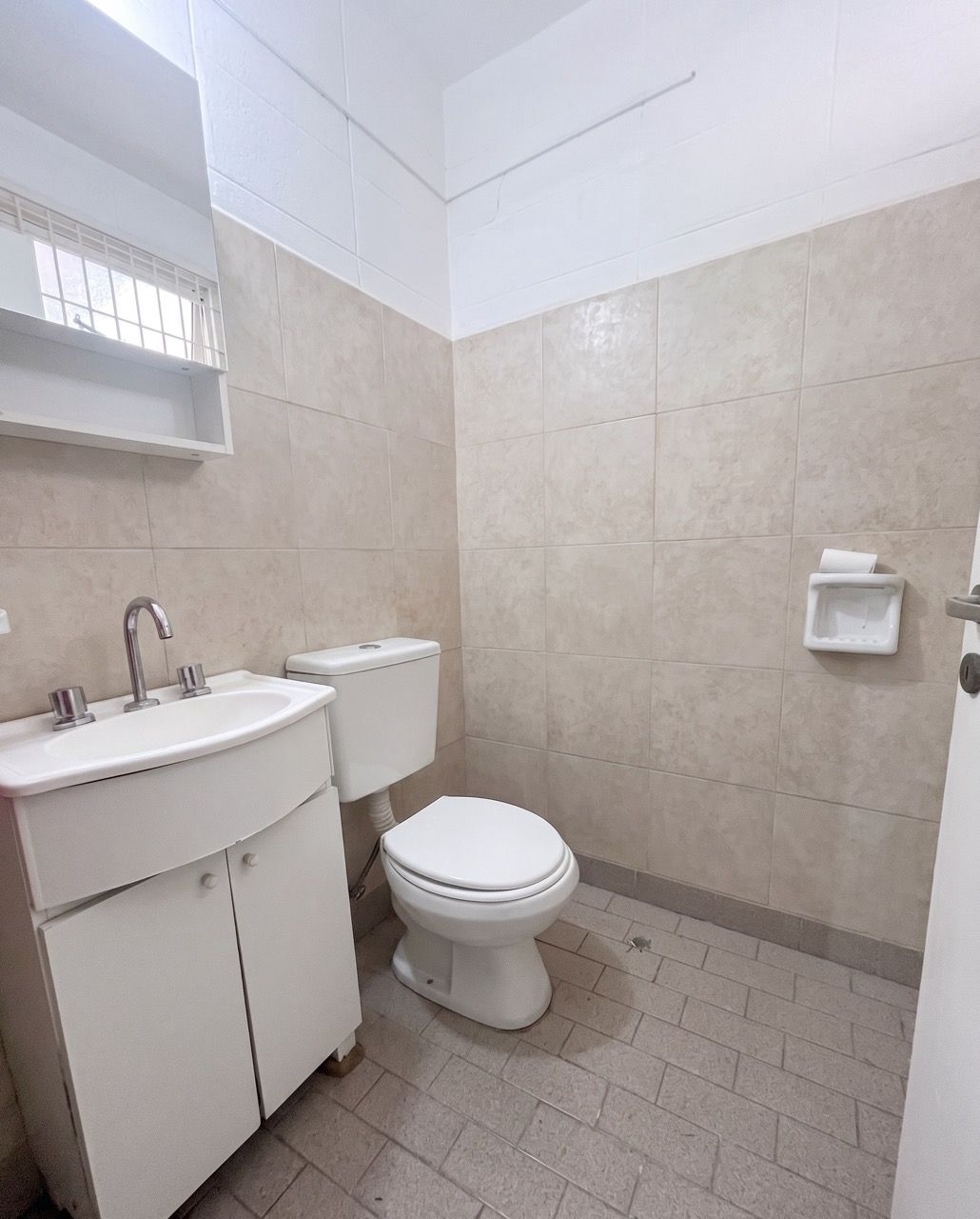 Baño con lavatorio y mueble