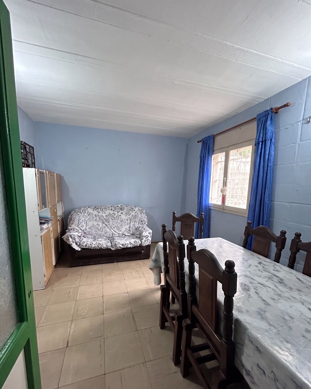 Living comedor con mesa y ventana
